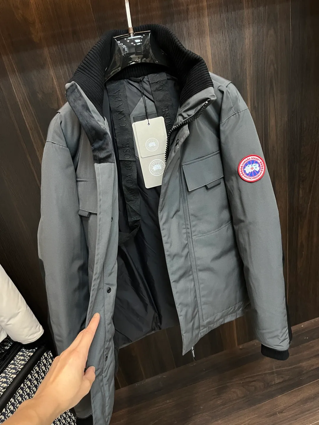 P800 counter quality Canadian Goose 24 latest fashion designer down jackets in 2025💟Big Goose’s popular stand-collar down jacket, popular down jacket, filled with 90# white goose down, every detail shows high-end craftsmanship. The design changes of structural tailoring show the diverse image changes of men. The slim fit and tailored fit meet the current popular multi-layered wear and versatile style in life! Color: Black Gray Size: XS-XXL